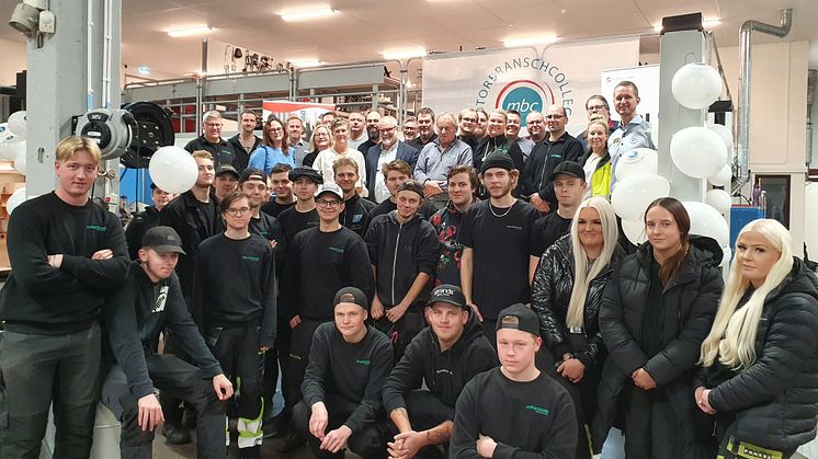 Motorbranschen kvalitetssäkrar gymnasieutbildning i Borås. Viskastrandsgymnasiet certifieras som Motorbranschcollege