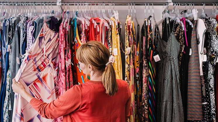Textilåteranvändning - kvinna i butik