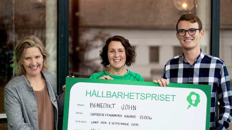 Miljöministern Karolina Skog och Mätta Ivarsson, regionråd och juryns ordförande, delade ut Hållbarhetspriset till Benedikt John. 