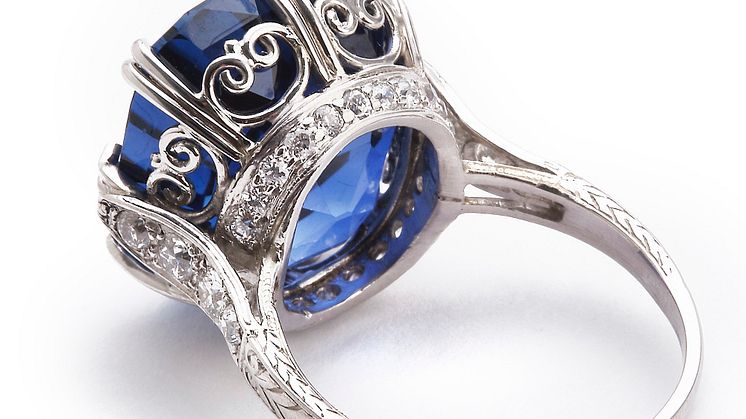 Tiffany & Co.: A Belle Èpoque sapphire and diamond ring. Sold for EUR 127,000 / USD 139,000 (including buyer’s premium)