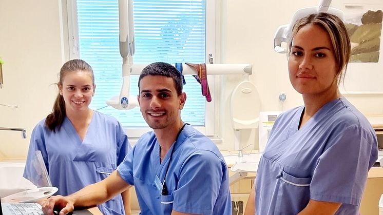 Tandläkarstudenterna Andrea Oseguera Riojas och Nina Ali trivs på Folktandvården i Smedjebacken. Nina kan tänka sig att jobba på en lite större klinik i Dalarna när hon är färdig tandläkare. På bilden syns även allmäntandläkare Fares Jamal Eddin.