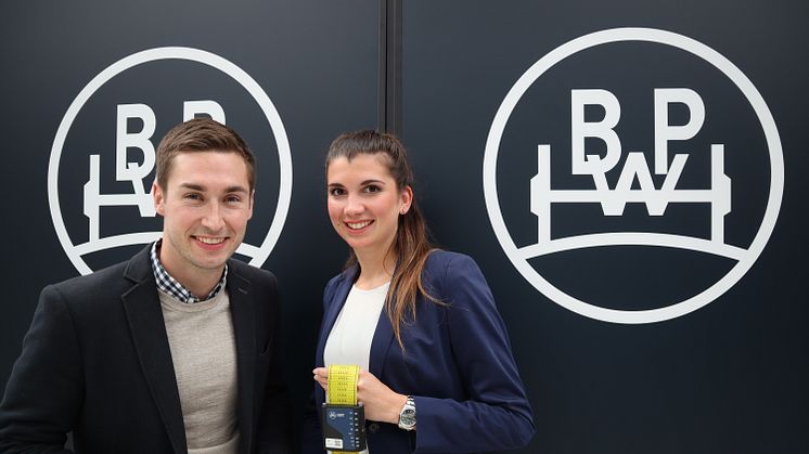 Young innovators Katharina Kermelk, product manager for the iGurt, and Alexander Lutze, head of the BPW Innovation Lab, with the CargoTracer. 