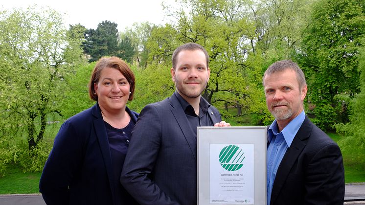 Waterlogics Kristin Fjærvold Pettersen (salgssjef region øst) og Magnus Hillestad (salgsjef) mottok beviset for å ha landets første, svanemerkede kaffetjeneste av markedsrådgiver Tormod Lien. 