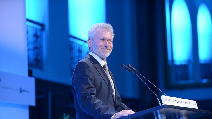 Paul Breitner überreicht Felix Burda Award für Betriebliche Prävention