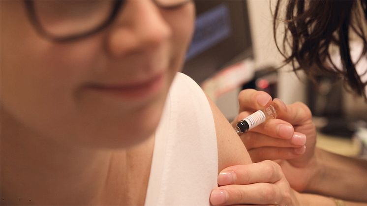 Influensavaksinering i apotek har gjort det enklere for mange å ta vaksinen. 