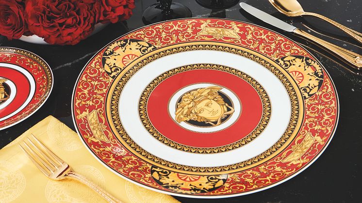 Iconic Passion: Rosenthal meets Versace führt die neue Medusa Red Modern Dining Edition ein