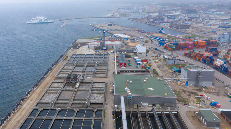 I förgrunden syns byggnadsarbetet med överbyggnaden av Öresundsverket i Helsingborg. I bakgrunden syns huskropparna som börjar resa sig i Oceanhamnen i maj 2019. Foto Anders Kjellberg