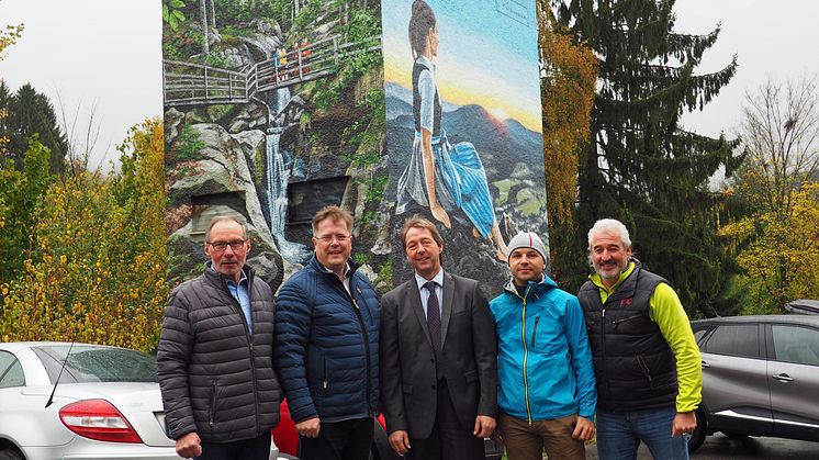 Präsentierten Kunst am Trafo in Bodenmais: Bayernwerk-Kommunalbetreuer Johann Seebauer (Mitte) mit den Bürgermeistern Joachim Haller und Hans Sturm, Fotograf Marco Felgenhauer und Tourismus-Chef Bernhard Mosandl (v.l.).