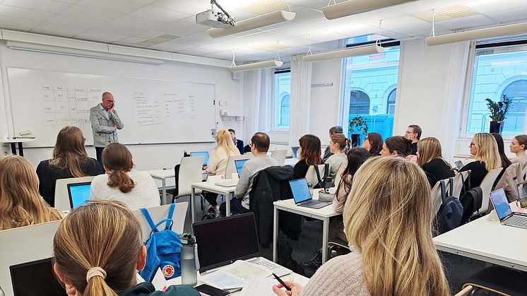 Yrkeshögkskolans generaldirektör Magnus Vallerå ställer frågor till Ekonomi- och redovisningsstuderande vid IHM Business School i Malmä