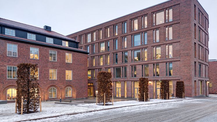 Hållbarhetshuset på KTH med campusgården i förgrunden. Foto: Peder Lindbom, AIX Arkitekter.