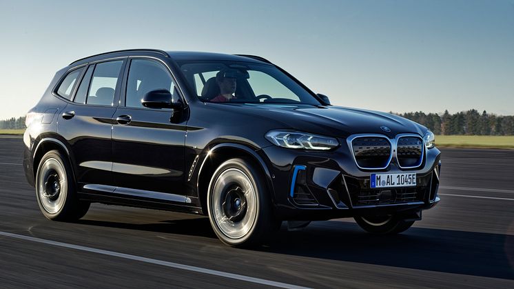 BMW iX3 uudistuu – M Sport -paketti vakiona korostaa urheilullista olemusta