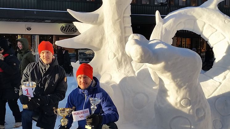 Laget Apelsin med Jens Pettersson och Magnus Palo Misch har vunnit mästerskapen flera gånger.  Här är de glada vinnarna framför sin skulptur OUBOROS  2015