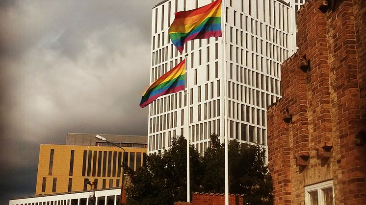Störst av allt är kärleken! Svenska kyrkan Malmö i regnbågens tecken.