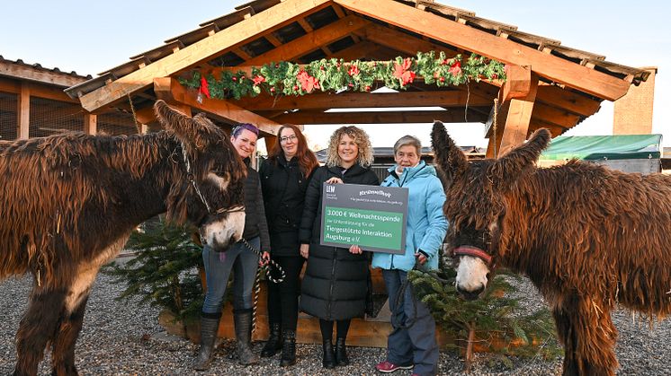 Gründerin des Krümelhofs Alexandra Schorer, Tanja Krämer, Projektassistentin LVN, Verena Haselbeck, Geschäftsführerin LSC, und Ursula Alt, 1. Vorständin TGIA e.V., bei der Übergabe der Spende auf dem Krümelhof (v.l.n.r.).