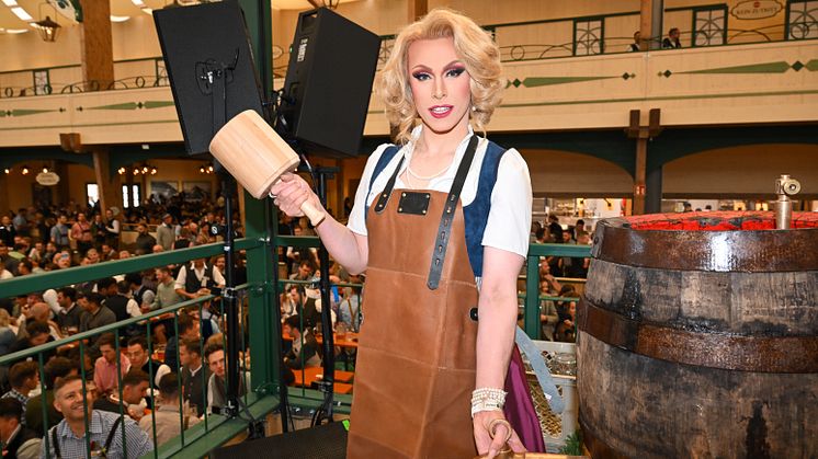 Travestiekünstler Dean Deville zapfte am ersten Wiesn-Sonntag in der Bräurosl an