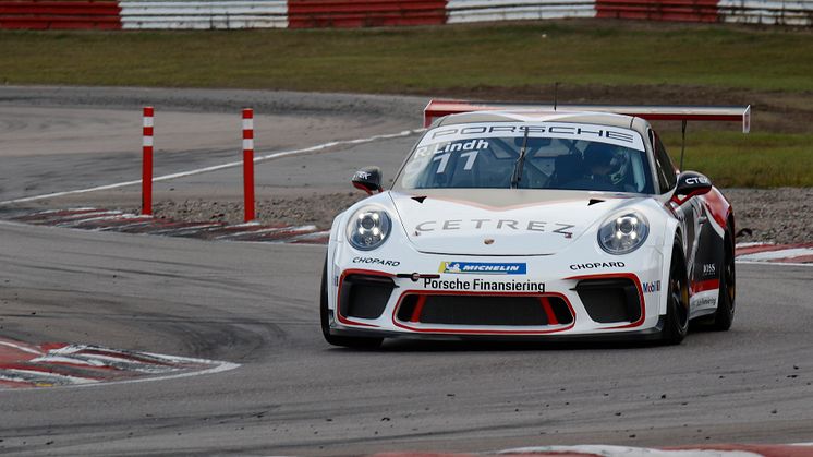 Det svenska stjärnskottet Rasmus Lindh från Kullavik ansluter till finalen i Porsche Carrera Cup Scandinavia
