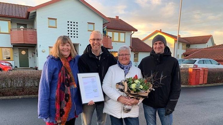 Vinnare! Fr v. Margreth Heirås medlem/boende, Henrik Eliasson, ordförande, Inga-Lill Engström, suppleant och Robin Johnsson, sekreterare.