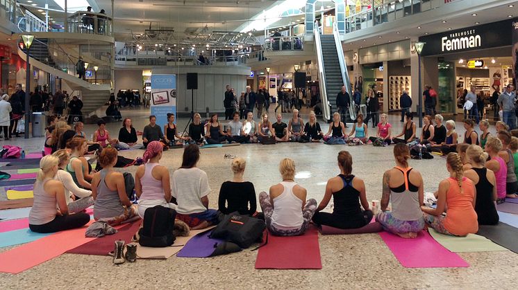 Yoga och en tyst minut på Internationella Fredsdagen