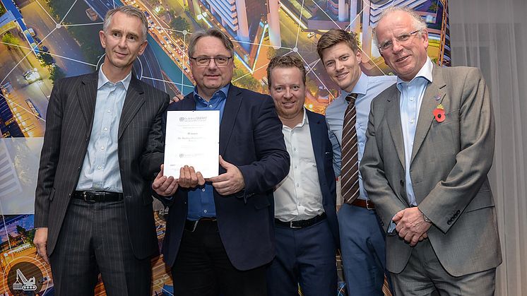 Fra prisoverrekkelsen i London: (fra venstre) Tom Einertsen, Inge Aarseth, Steen Sunesen, Pål Trollsås og Richard Petrie
