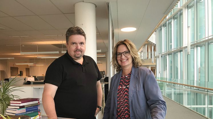 Familjerättens chef Tommy Persson och en av samtalsledarna, Maria Harvigsson, som arbetar med att stärka fokus på barnen i de samarbetssamtal som erbjuds vid svåra separationer.