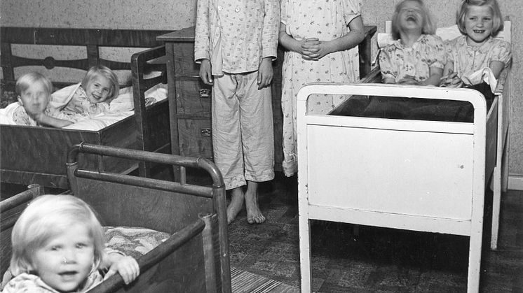 Bilden visar barn i en trångbodd familjelägenhet i Nyköping som får besök av Socialstyrelsen 1945. Fotograf Lena Böcklin.