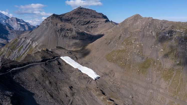 Schneedepot eingangs Engetal mit Schnee vom vergangenen Winter. Im Hintergrund der Schilthorngipfel.