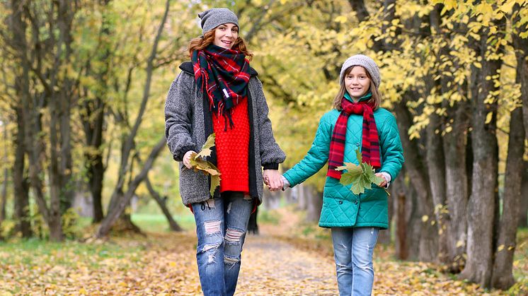 23193626-mom-and-daughter-on-a-walk-in-the-autumn-park.jpg