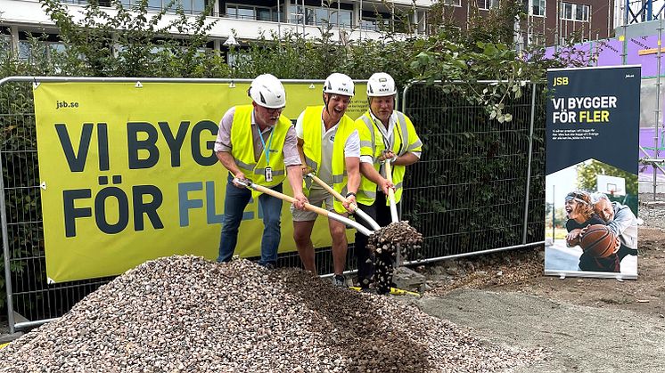 Fredagen den 19 augusti sattes spaden i marken för 74 hyresrätter i den nya stadsdelen Sege Park i Malmö. JSB Construction AB står som totalentreprenör för projektet Stockrosen och beställare är MKB Fastighets AB.