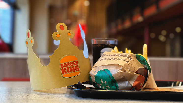 Tronskifte: Burger King hylder Kong Frederik med uddeling af kongekroner og royalt tilbud