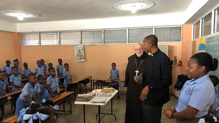 Kardinal Arborelius hos de yngsta barnen i skolan hos Paroisse Notre Dame d'Altagrâce. Foto: Monika Andersson