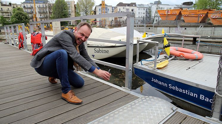 Stadthafen Leipzig - Prof. Michael Maul mit Motorboot "Johann Sebastian Bach"