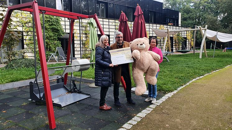 Doreen Eberhardt und Thomas Hentschel übergeben den Spendenscheck an Kerstin Stadler von Bärenherz