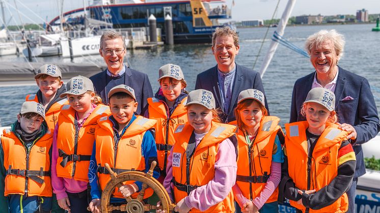 Frank Meier, Dr. Ulf Kämpfer und Uwe Wanger überreichen den Segelkindern das Steuerrad, um in eine erfolgreiche 22. Segelcamp-Saison zu starten.