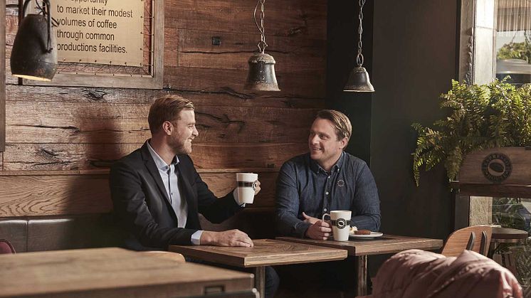 Simon Maach, försäljningschef på bemt AB, och Patrik Odstam, Head of Operational Excellence på Espresso House Group, ser fram emot ett fördjupat samarbete. (Fotograf: Billy Lindberg)