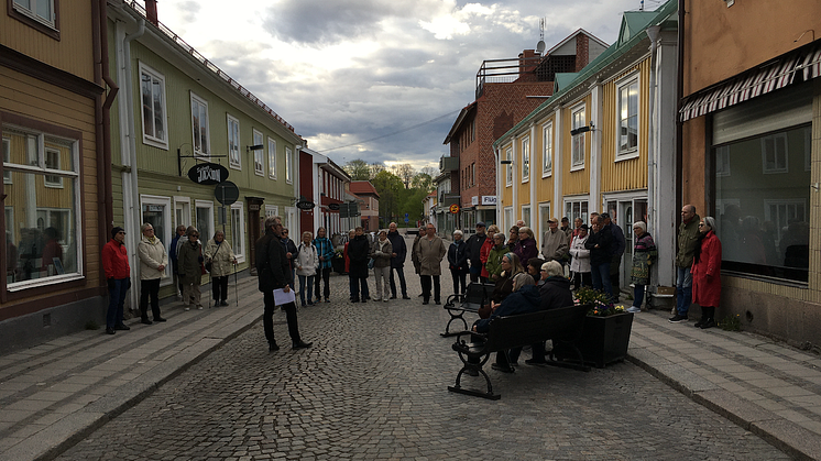 Arne Johnsson höll sin första litterära stadsvandring i Lindesberg 12 maj - nu ges en ny möjlighet 13 juni.