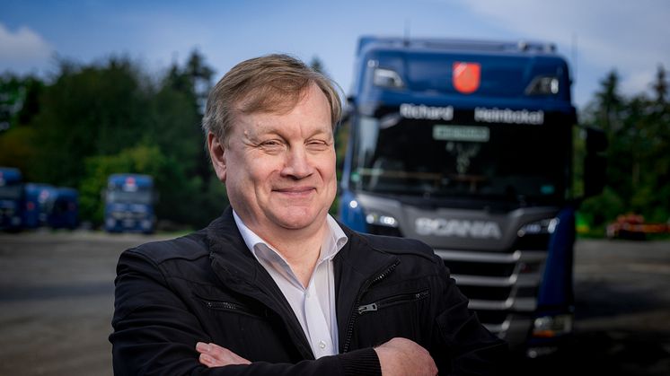 Geschäftsführer Thomas Dyck setzt bei der Finanzierung von 23 neuen Scania R 500 auf Mietkauf der Scania Finance.