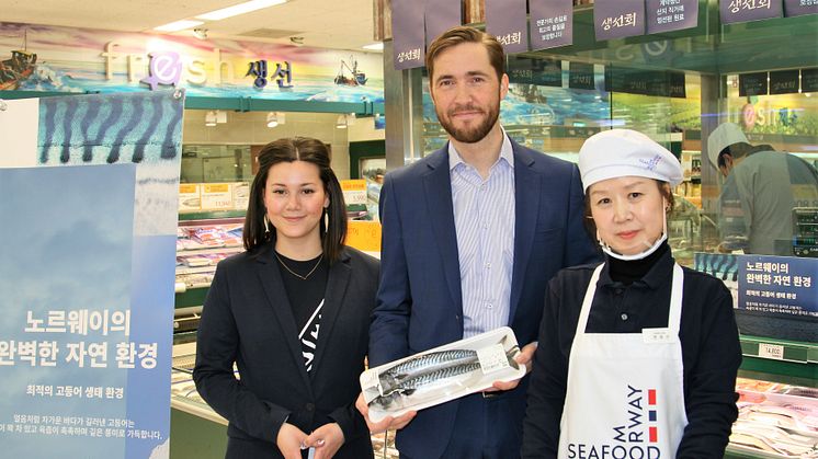 Prosjektleder Melissa Gotliebsen og Fiskeriutsending Gunvar Wie  viser frem norsk makrell på butikkdemo under OL i Sør-Korea.  Foto: Norges sjømatråd.