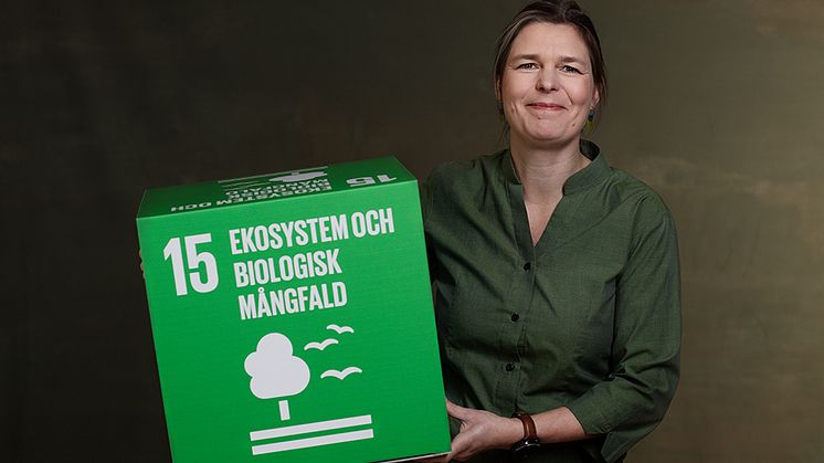 Lisa Månsson, överintendent på Naturhistoriska riksmuseet, med det globala hållbarhetsmålet "ekosystem och biologisk mångfald" från Agenda 2030. Foto Johanna Hanno 