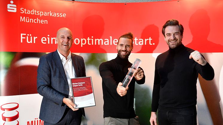 v.l.n.r: Vorstandsmitglied Stefan Hattenkofer gratuliert den Gründern des Schwabinger Hofladens Benjamin Maunz und Finn Röder