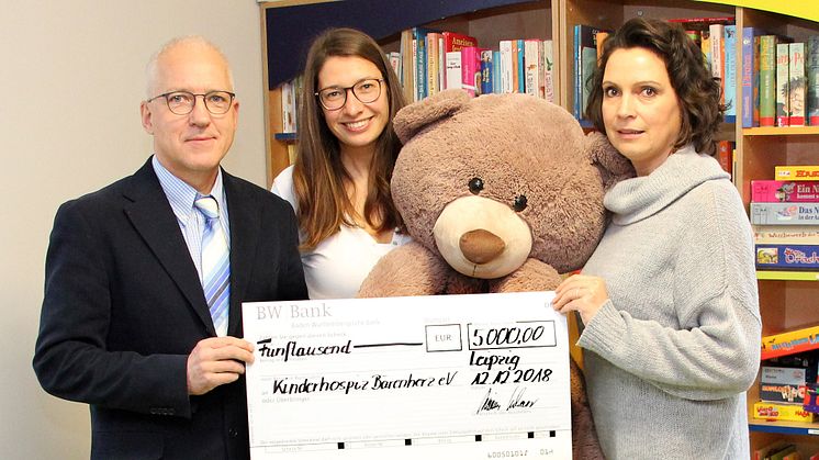 Gerald Schneider (Friedrich Scharr KG) , Ulrike  Herkner (Geschäftsführerin   Kinderhospiz   Bärenherz   Leipzig   e.V.)  und   Carmen   Seiferheld ( Friedrich Scharr KG) 