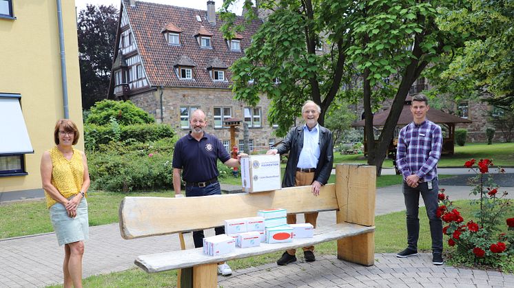 Ursula Nölker und Einrichtungsleiter Patrick Otto (ganz rechts) freuen sich über die Spende des Lions-Clubs Bad Sooden-Allendorf, die Präsident Andreas Momberg (Zweiter von links) und Lions-Club-Mitglied Oskar Sint überreichten.