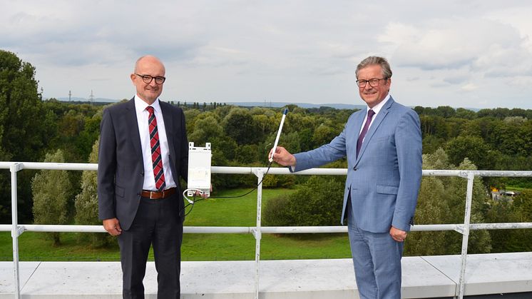 Andreas Speith, Geschäftsführer WWN (l.), und Michael Dreier, Bürgermeister Paderborn, nehmen das  Gateway auf dem Dach eines Verwaltungsgebäudes in Betrieb. Dort empfängt das Gateway auch Sensoren mit einer Entfernung von über 12 km.