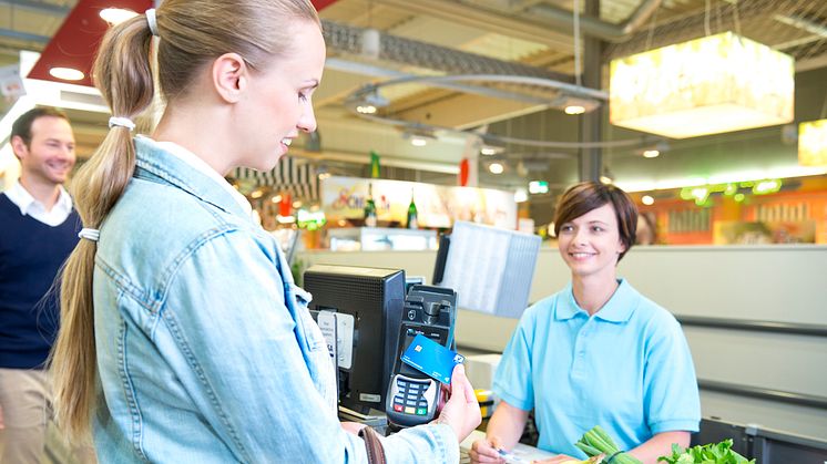 Kontaktloses Bezahlen mit V PAY - im Supermarkt