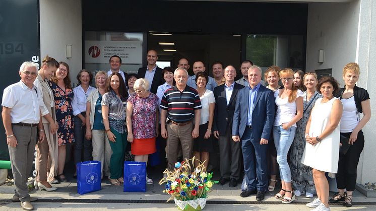 (v.li.): Übersetzer Mykhailo Havrysh, ukrainische Gäste, Katrin Schäfer, Katrin Dillinger, Prof. Dr. Özer Pinar, Prof. Dr. Dolores Sanchez Bengoa, Prof. Dr. Michael Nagy, Prof. Dr. Esin Bozyazi. Foto: Franz Motzko