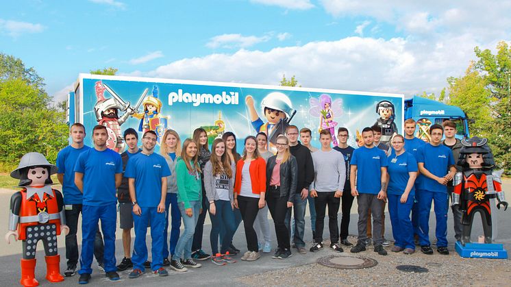 Die neuen PLAYMOBIL-Auszubildenden beim Besuch der Produktionsstätte in Dietenhofen.