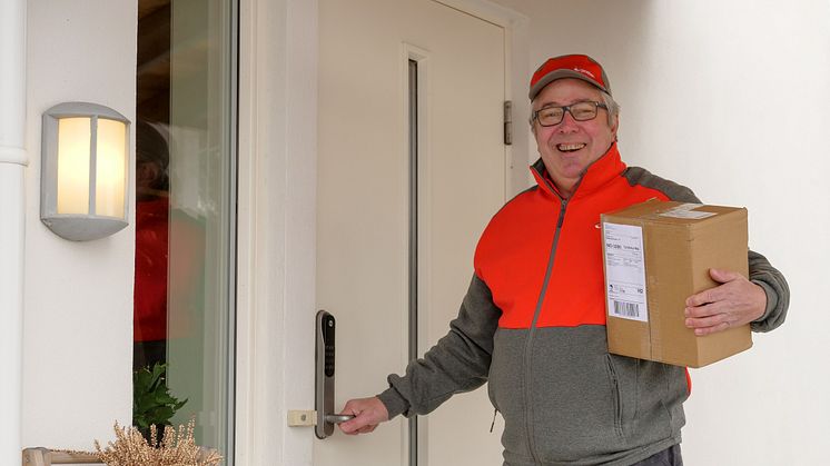 Postbud Bjørn Tørseth er en av dem som tester ut den nye tjenesten i Vestfold. Foto: Tore Oksnes, Posten Norge
