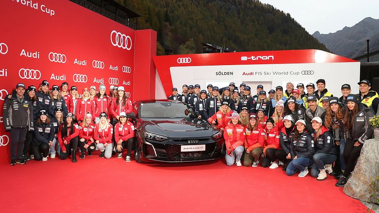 Audi fortsätter som partner till internationella skidförbundet (FIS). På bilden alpina landslag från Tyskland, Frankrike, Italien, Norge, Österrike, Sverige och Schweiz inför säsongspremiären i Sölden.