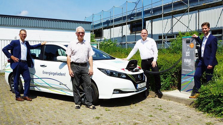 Bringen die E-Mobilität in Blomberg voran: Michael Wippermann (WW), Günther Borchard (Aufsichtsratsvorsitzender BVB), Bürgermeister Christoph Dolle und Dirk Middendorf, Geschäftsführer BVB (v. l.). (Foto: brink-medien)