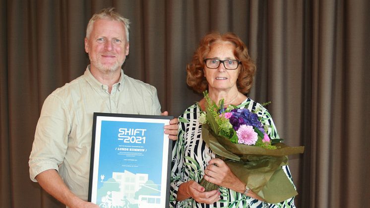 Per Eneroth, gatu- och trafikchef, och Inga-Kerstin Eriksson (C), kommunalråd, tog emot utmärkelsen SHIFT 2021 Bäst på hållbara transporter