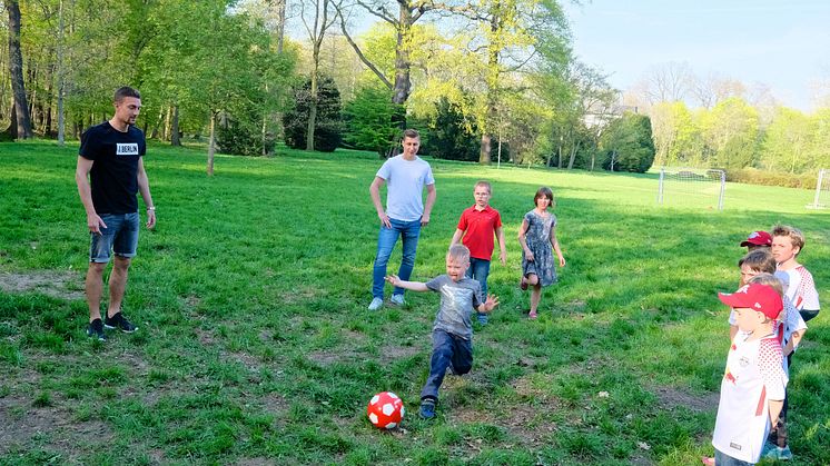 RB-Fußballer kicken im Kinderhospiz Bärenherz mit kleinen Fans um die Wette 